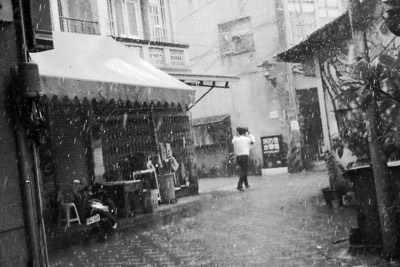 雨中的市場小巷